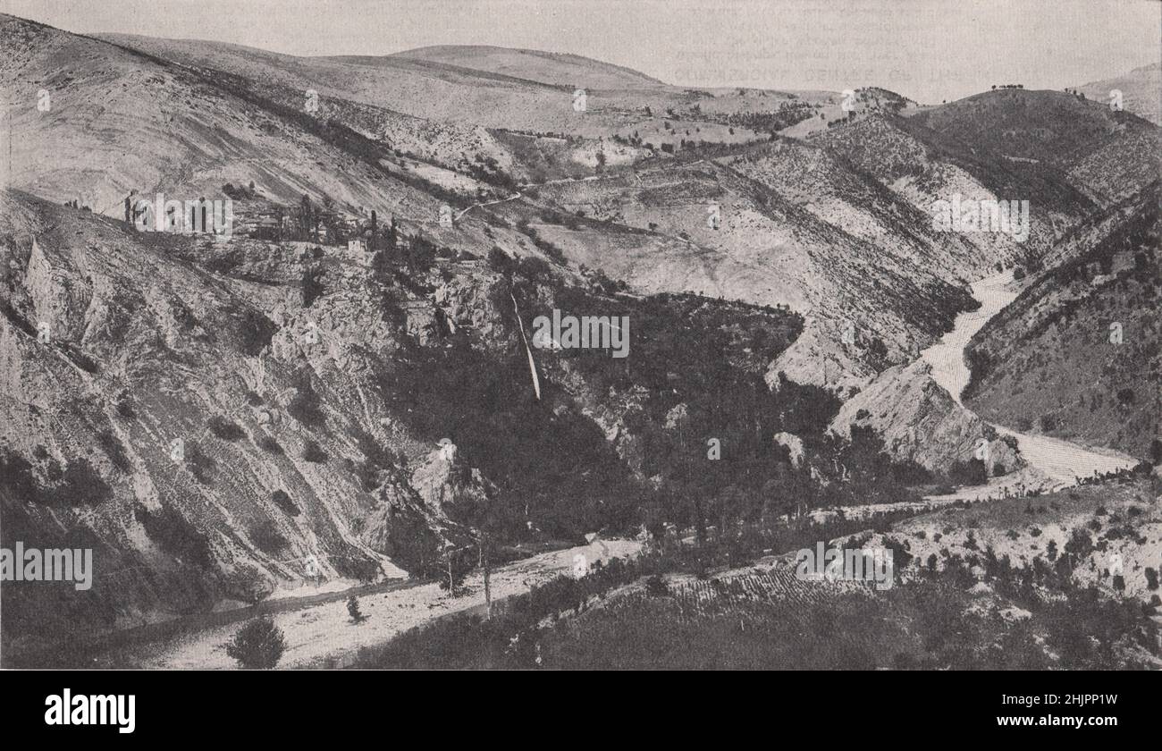 Lungo il bel corso del fiume Struma nel sud-ovest montagnoso della Bulgaria (1923) Foto Stock