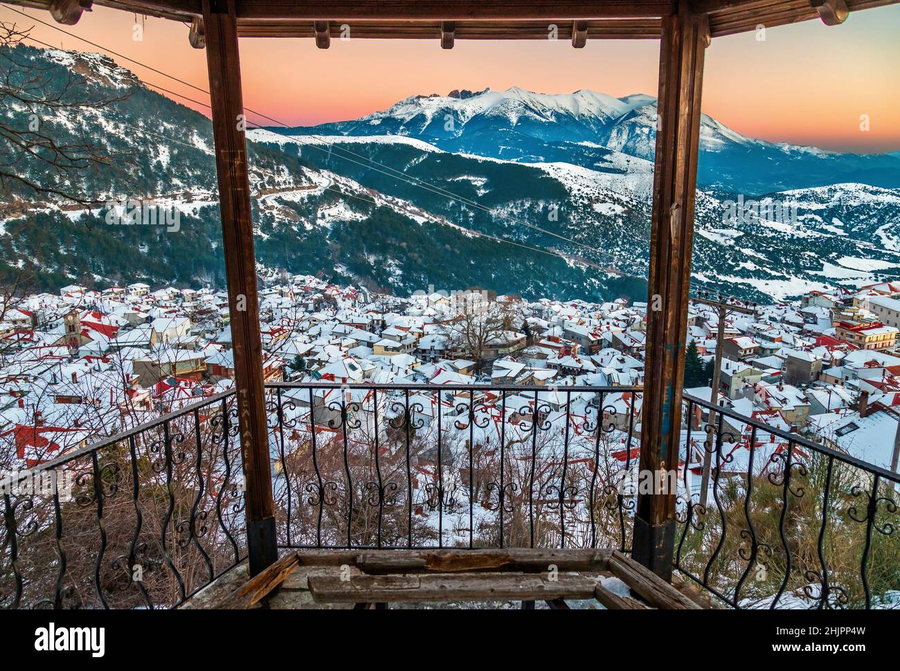 Villaggio di Livadi, montagna di Titaros, comune di Elassona, Larissa, Tessaglia, Grecia. Sullo sfondo, Monte Olimpo. Foto Stock