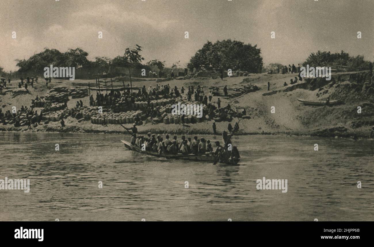 L'Irawaddy è l'arteria principale della vita industriale birmana. È navigabile fino a Bhamo, per piccole imbarcazioni come questa barca carico di coolie (1923) Foto Stock