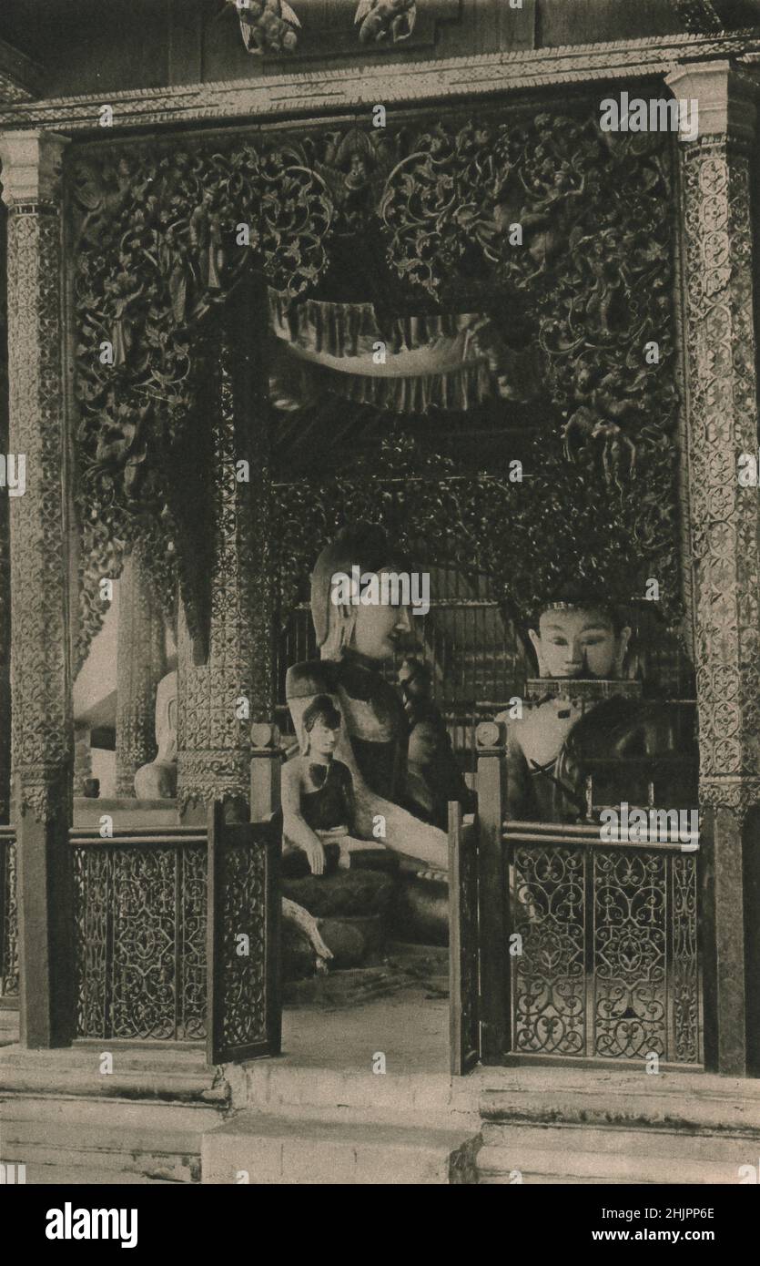 La perfezione nella scultura in legno si raggiunge in questo santuario, uno strano contrasto con la scultura grezza delle sue immagini in pietra di Buddha. Birmania (1923) Foto Stock