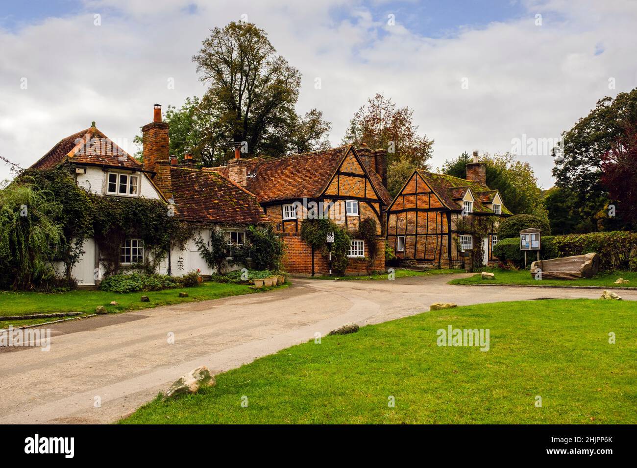 Case storiche vecchio periodo in legno vicino villaggio verde a Turville, Buckinghamshire, Inghilterra, Regno Unito, Gran Bretagna. Un pittoresco villaggio sulle colline di Chiltern Foto Stock