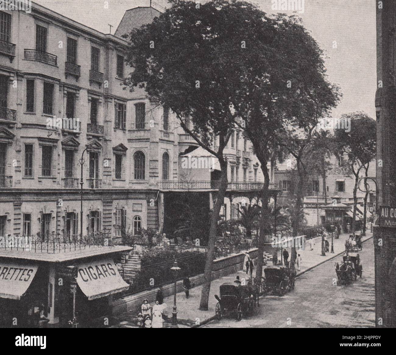 Il punto focale del Cairo: La terrazza dell'hotel Shepheard. Egitto (1923) Foto Stock