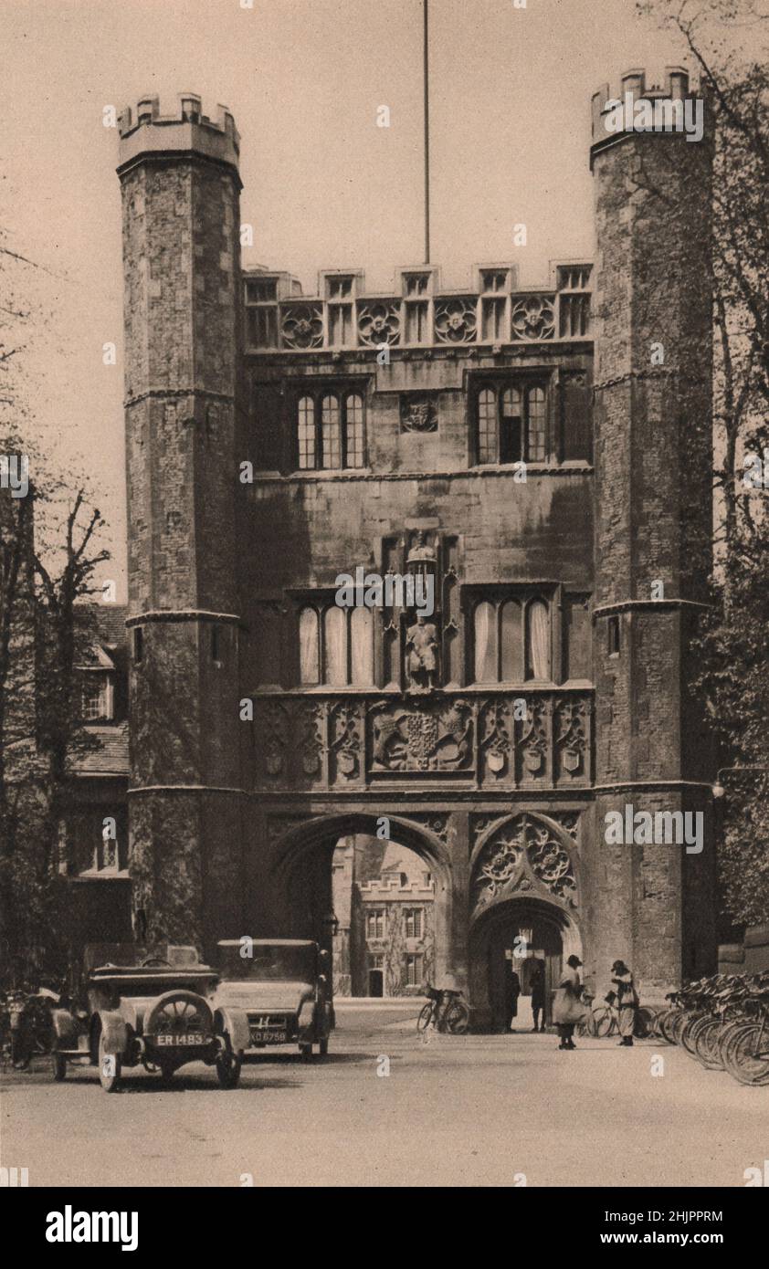 Dalla sua nicchia sopra Henry VIII guarda tutti coloro che entrano nella porta del Re a Trinity, il più grande college dell'Università. Cambridge (1923) Foto Stock