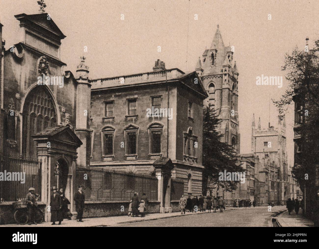 Peterhouse in via Trumpington è il college più antico. Al di là di essa si trovano S. Maria il minore e la Pitt Press. Cambridge (1923) Foto Stock