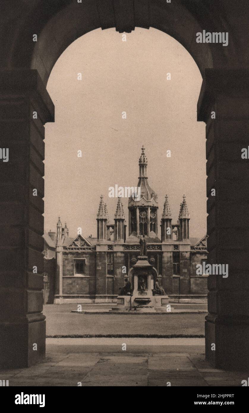 Vista dall'interno dell'arco degli edifici del collega, la fontana della grande corte di King's nasconde la porta del college. Cambridge (1923) Foto Stock