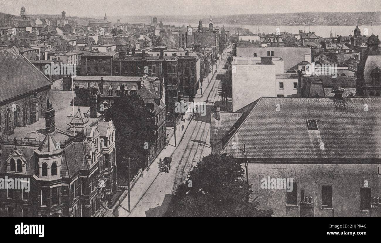 Vista lungo Barrington Street verso il porto di Halifax, capitale della Nuova Scozia. Canada (1923) Foto Stock