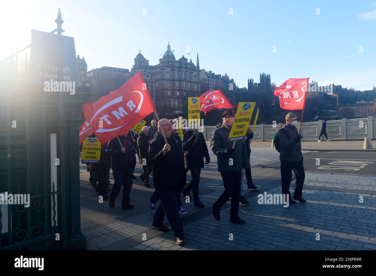 Edimburgo Scozia, Regno Unito gennaio 31 2022. La RMT Union, che lavora su ferrovie, traghetti ed energia, si reca dalla stazione di Waverley a Bute House, il primo ministro della Scozia a protestare contro il comportamento del governo scozzese su una serie di questioni. Credit sst/alamy live news Foto Stock