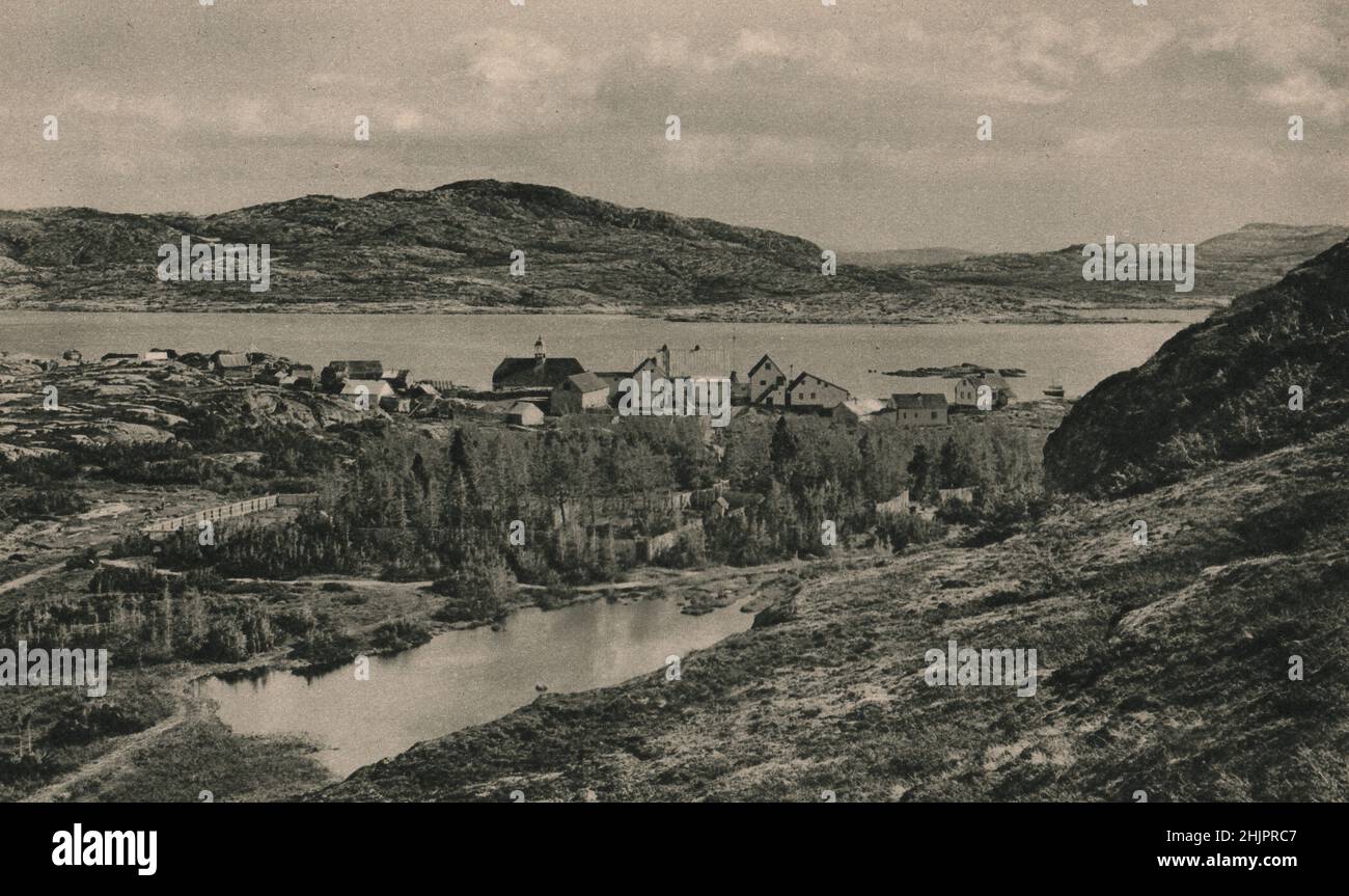 Le colline di Gaunt costeggiano la costa da sogno di Labrador, all'interno della quale l'estate dura solo da metà giugno a fine settembre. Canada (1923) Foto Stock