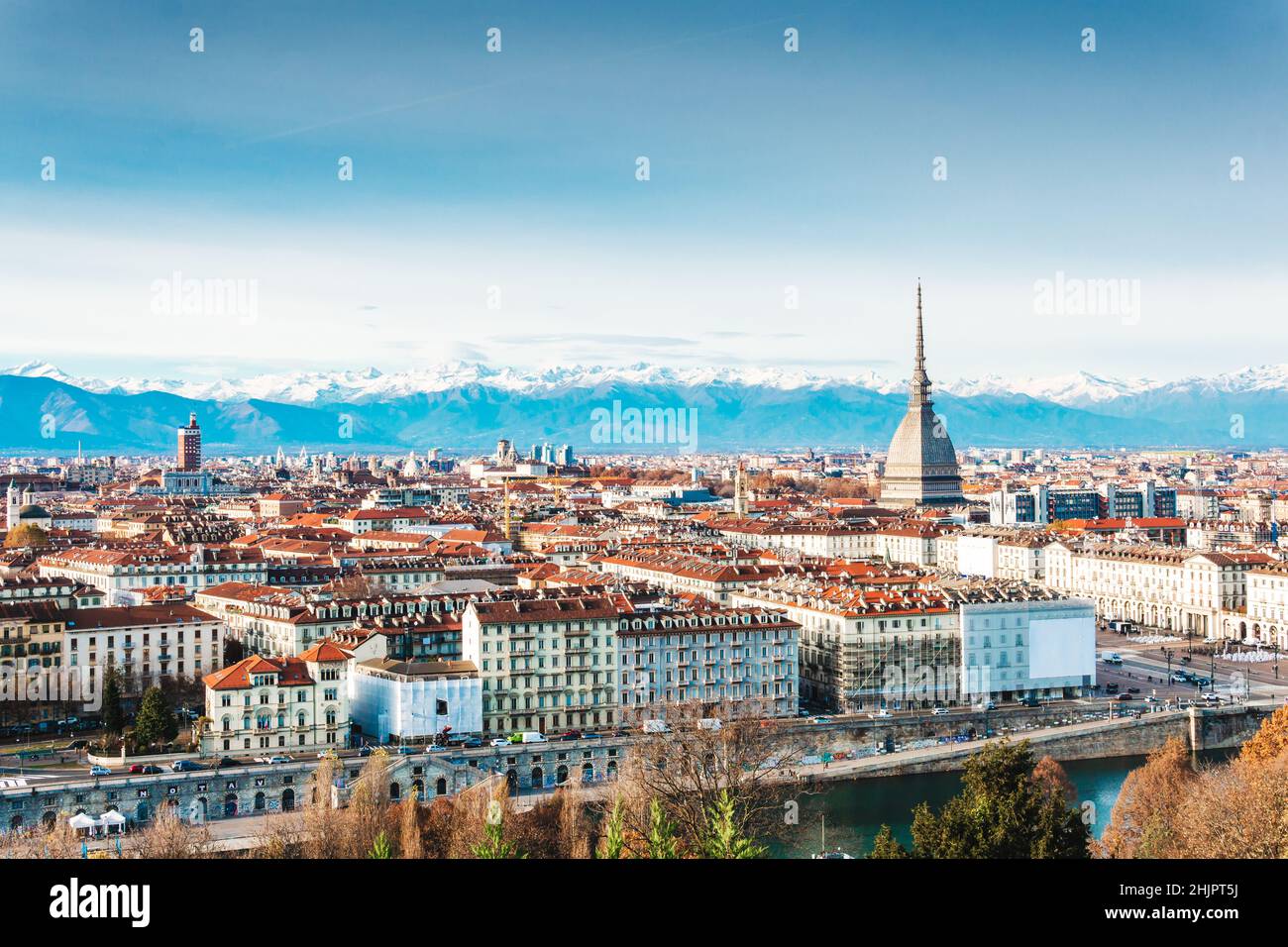 Vista panoramica sul centro storico di Torino con la Mole Antonelliana che domina la città con le alpi innevate sullo sfondo Foto Stock