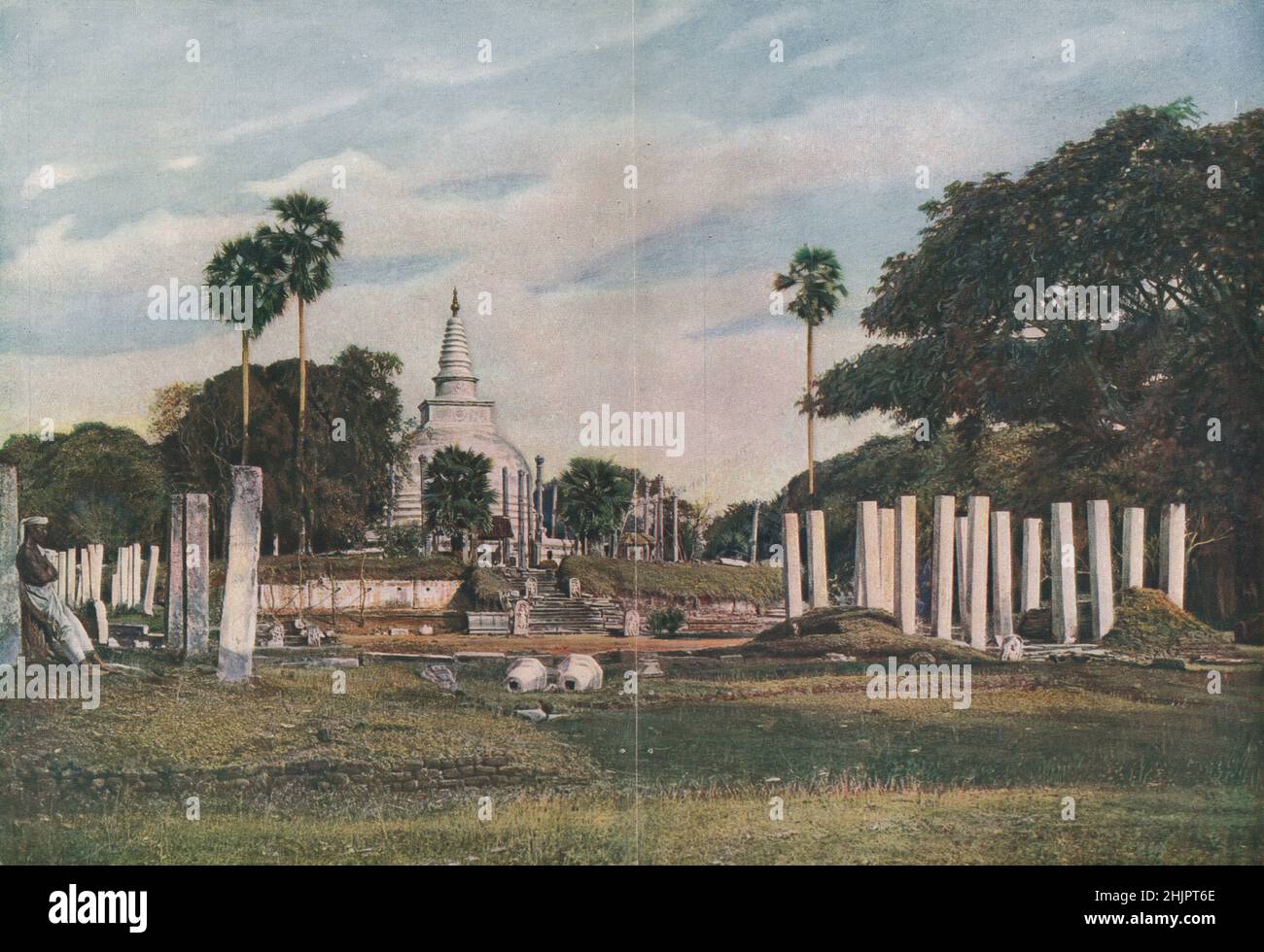 Costruito da re Tissa circa 307 AC per contenere l'osso del collare del Buddha, il Thuparama, luogo sacro ad Anuradhapura. Dagoba. Sri Lanka. Ceylon (1923) Foto Stock