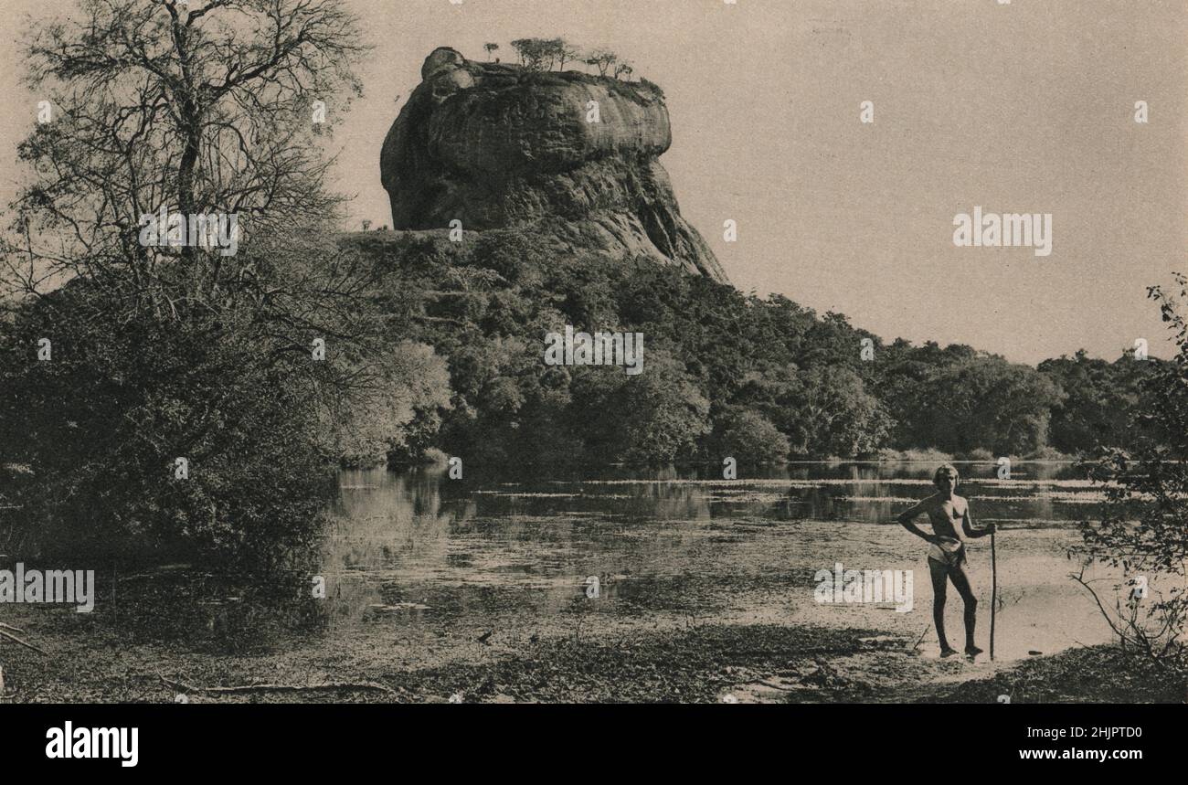Sulla massa di granito rosso di Sigiri, la roccia del leone, il re Kasyapa costruì un palazzo fortificato raggiunto da una scalinata sorvegliata da bastioni. Sri Lanka. Ceylon (1923) Foto Stock