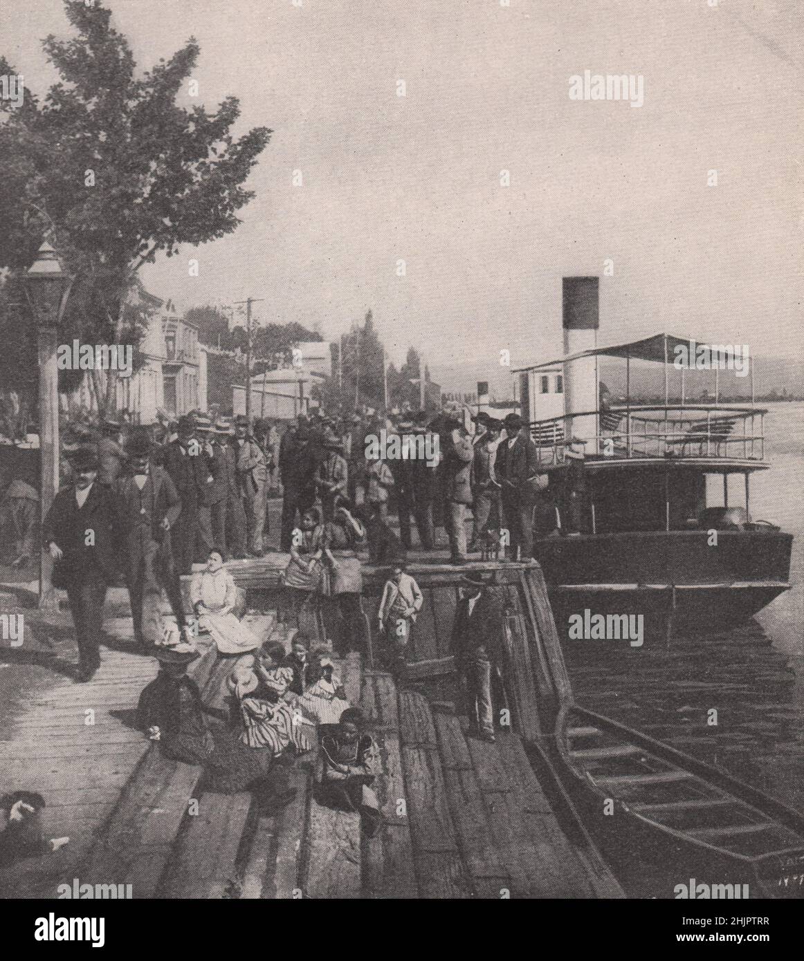 Animazione presso le banchine fluviali di Valdivia. Cile (1923) Foto Stock