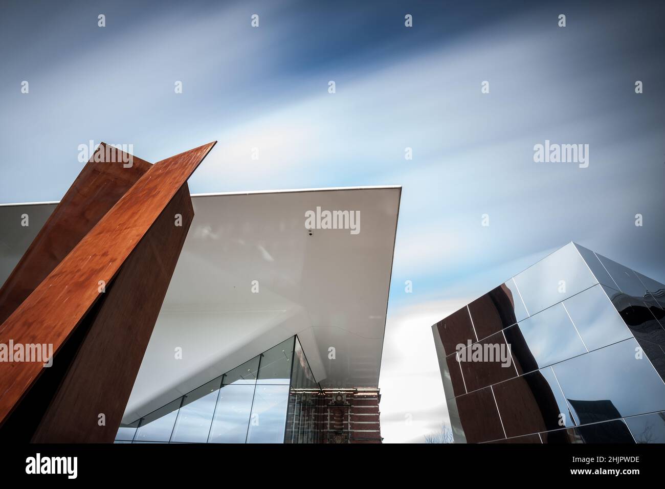 Dettaglio astratto della moderna facciata in vetro e cemento del museo Van Gough, in vetro e cemento, con angulay patterens Amsterdam Holland Foto Stock