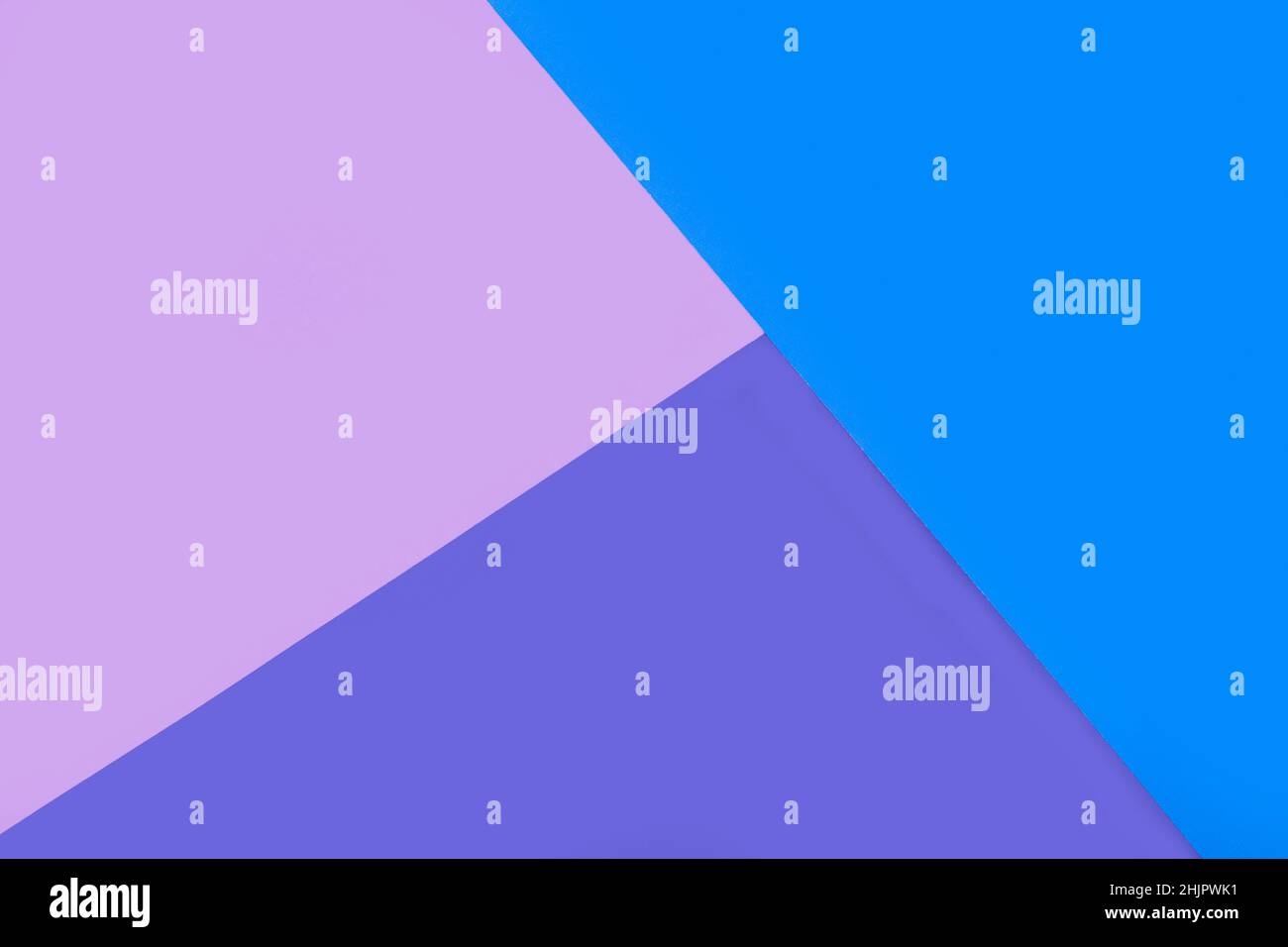 Sfondo geometrico di carta viola e blu con spazio di copia Foto Stock