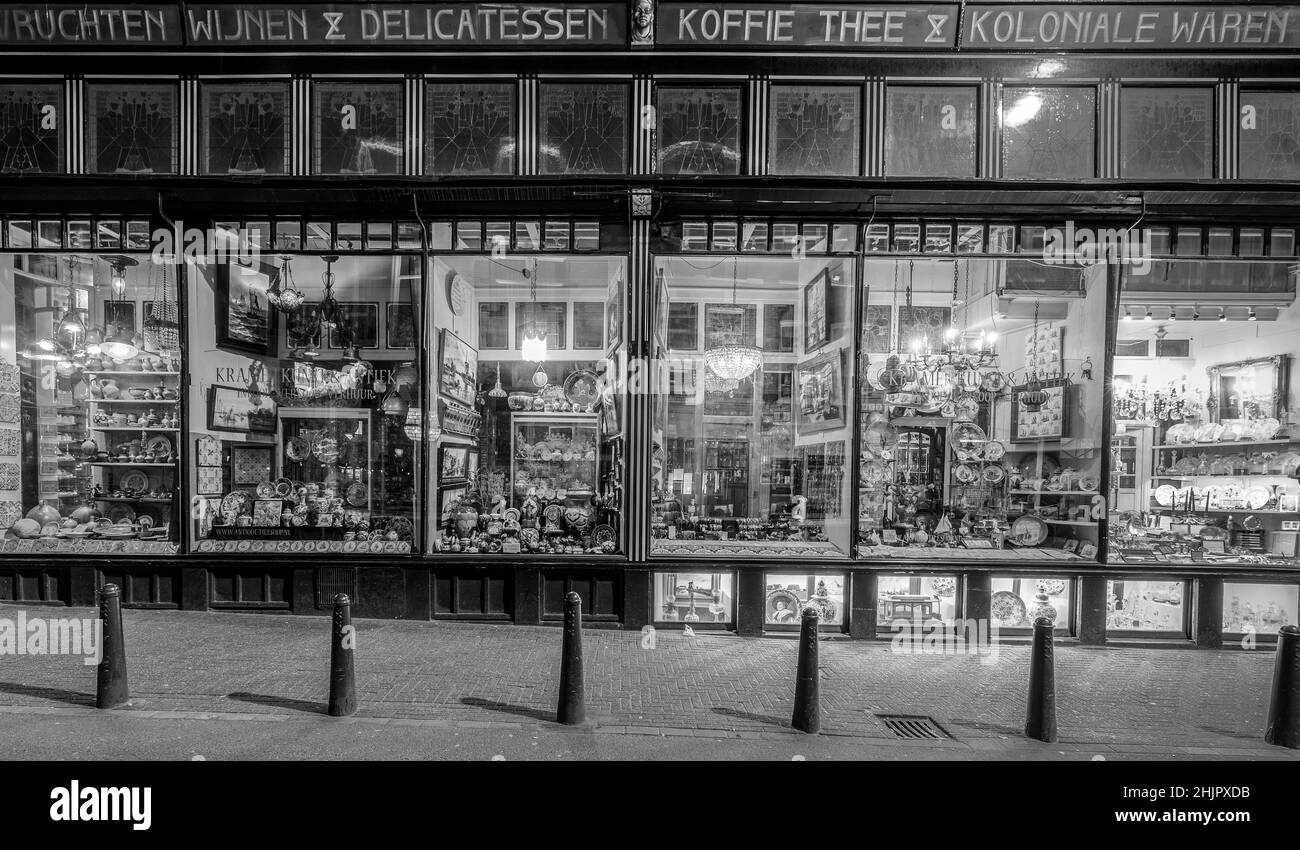 Panoramica di un vecchio negozio di antiquariato con diversi oggetti nelle finestre esposte Amsterdam Holland Foto Stock