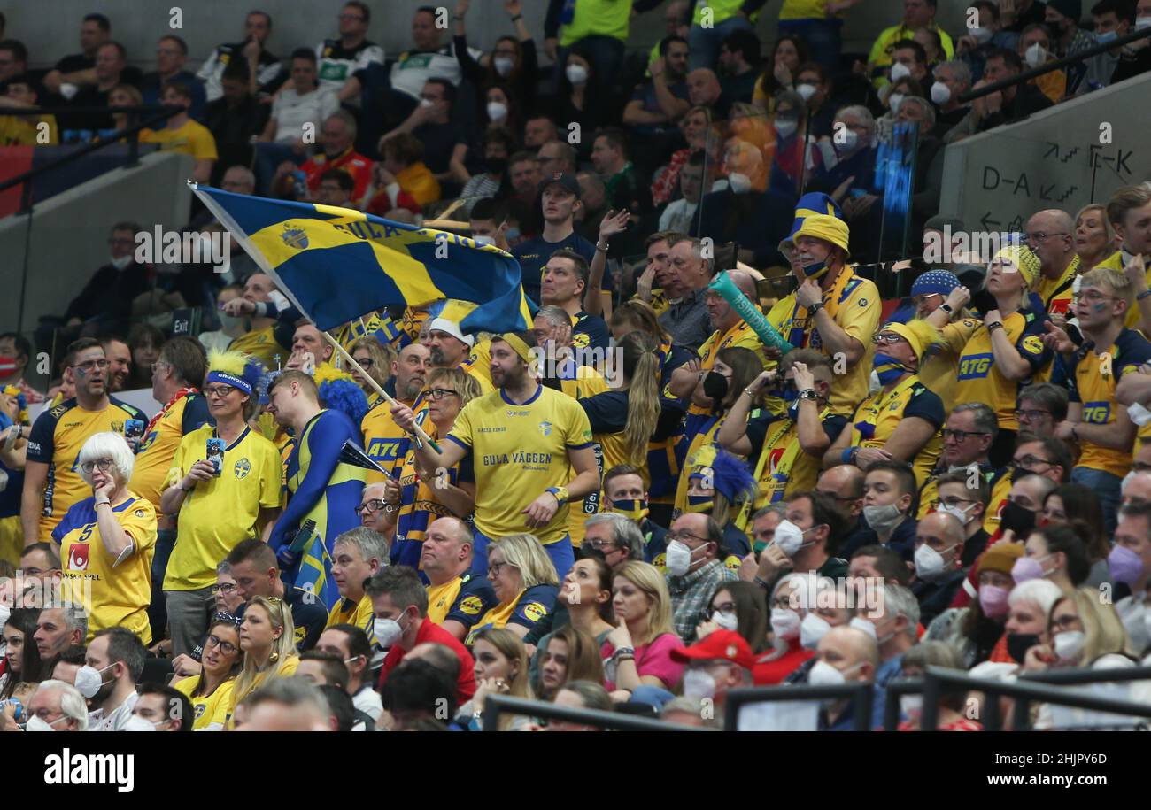 Sostenitori della Svezia durante la EHF Men's Euro 2022, Final handball match tra Svezia e Spagna il 30 gennaio 2022 presso la Budapest Multifunctional Arena di Budapest, Ungheria - Foto Laurent Lairys / MAXPPP Foto Stock