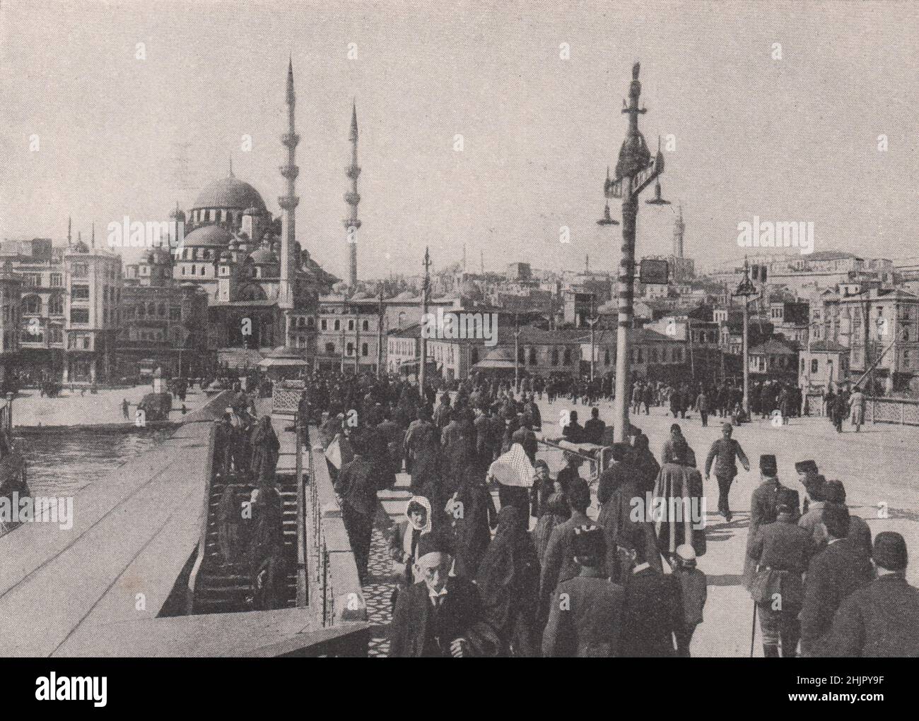 Moschea di Yeni Valideh alla fine del Pont neuf. Turchia. Costantinopoli Istanbul (1923) Foto Stock