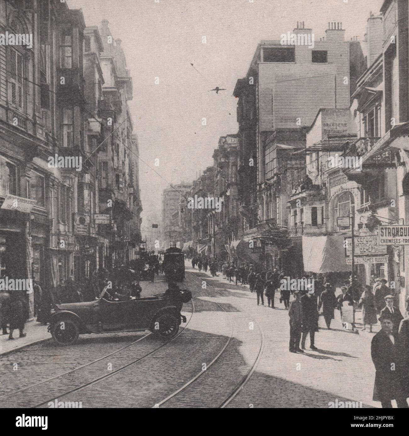 Grande Rue a pera, la strada principale degli affari. Turchia. Costantinopoli Istanbul (1923) Foto Stock