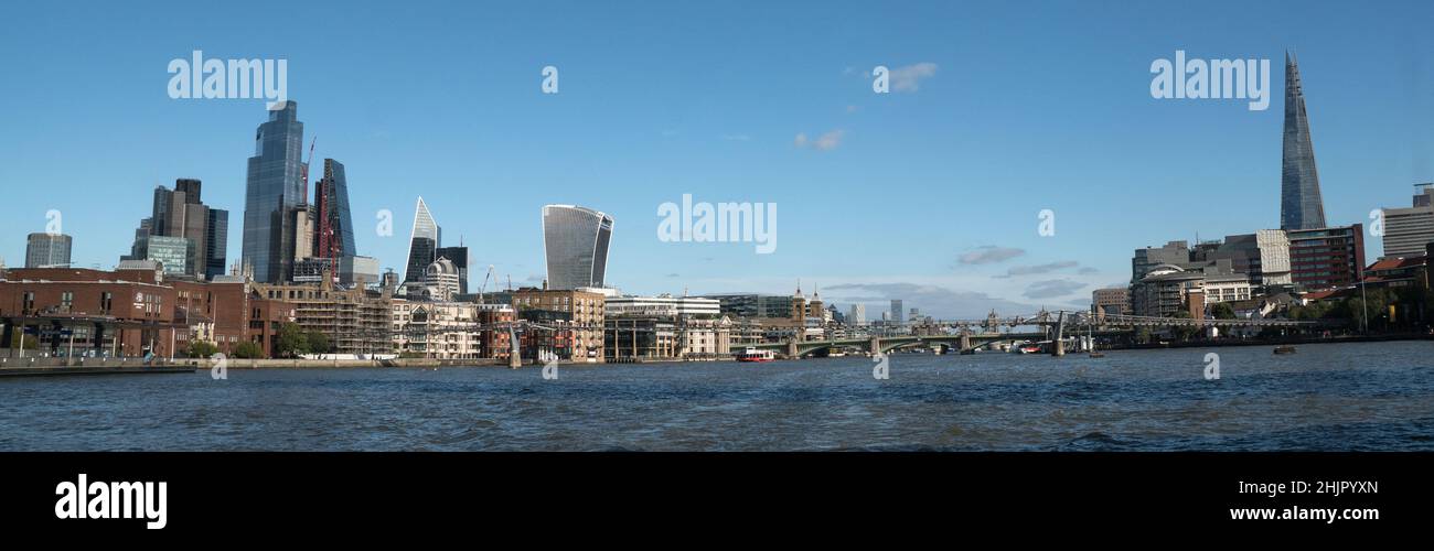 Panorama dello skyline di Londra dal Tamigi Foto Stock