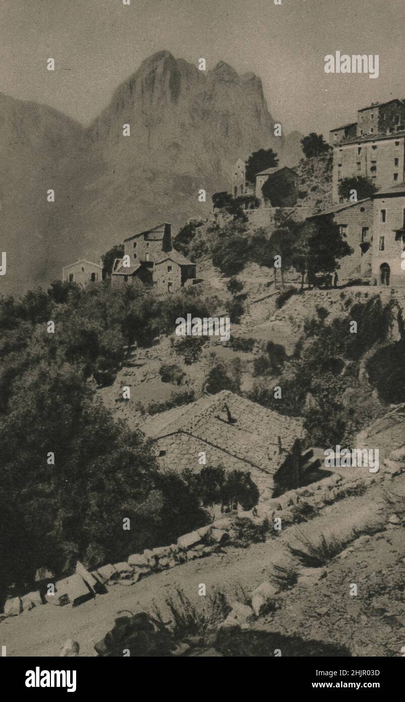 Sopra Ota, un bellissimo villaggio di montagna non lontano da Evisa, sovrasta la vetta, chiamata Monte Signore. Francia. Corsica (1923) Foto Stock