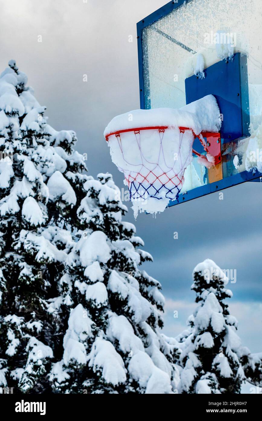 Colpo a 3 punti realizzato dal giocatore della frizione Heavy Snowfall. Foto scattata nel villaggio di Kastania, lago di Plastiras, montagne di Agrafa, Karditsa, Tessaglia, Grecia. Foto Stock