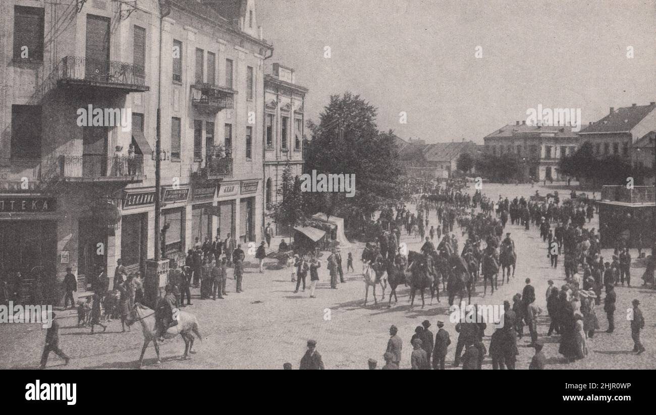 Processione dei cechi in una strada di Uzhorod, capitale della Rutenia autonoma. Ucraina. Cecoslovacchia (1923) Foto Stock