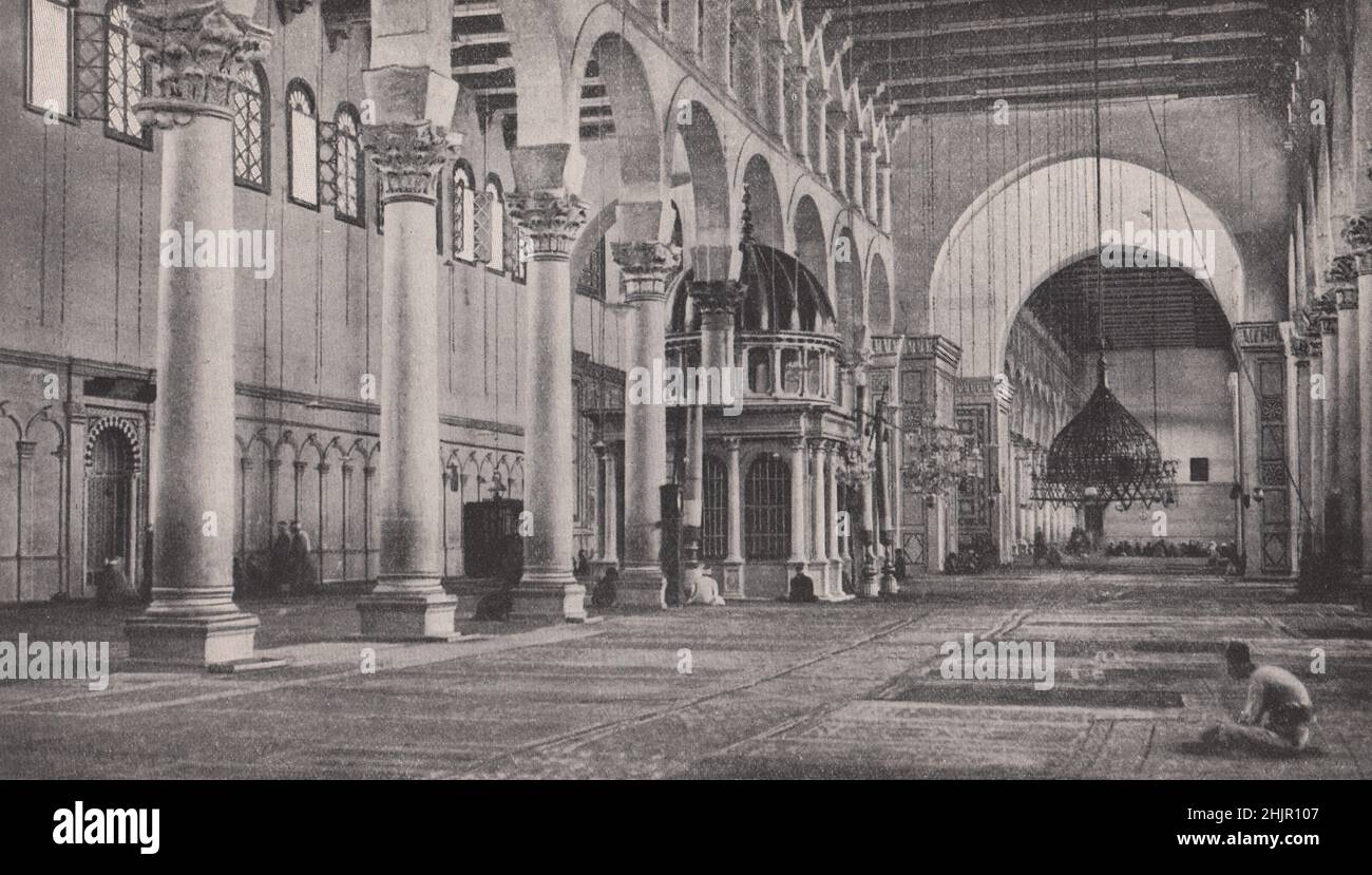 All'interno della moschea di Ommiad costruita da artigiani greci e lodata attraverso tutto l'Islam. Siria. Damasco (1923) Foto Stock