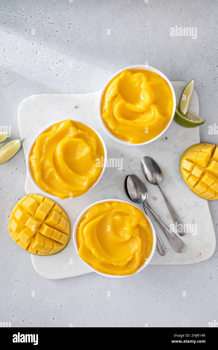 Gelato al mango o panna, dessert al mango congelato Foto Stock