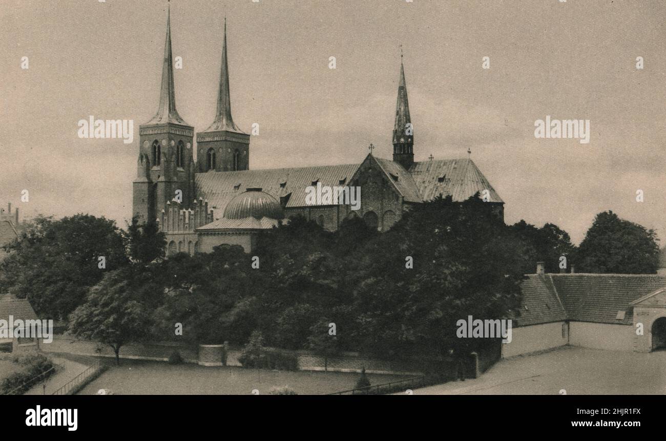 Fondata nel 1074 e ricostruita nel 12th secolo, la cattedrale di Roskilde contiene la polvere di molti re danesi. Danimarca (1923) Foto Stock