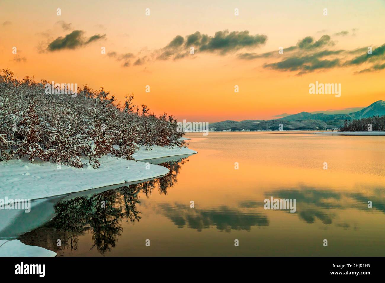 Al lago di Plastiras, dopo il tramonto. KARDITSA, Tessaglia, Grecia. Foto Stock