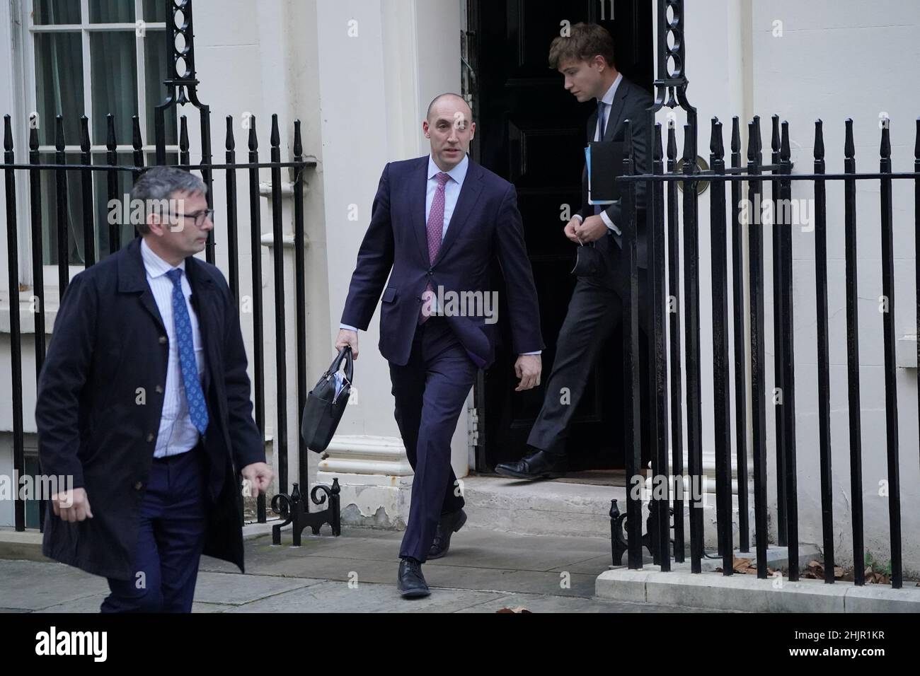 DaN Rosenfield (centro) , capo dello staff del primo ministro Boris Johnson, lascia 10 Downing Street, Westminster, dopo che il primo ministro aveva lasciato per la Camera dei Comuni, dove farà una dichiarazione ai deputati sul rapporto sue Gray dopo aver fornito un aggiornamento sulle sue indagini all'inizio di oggi. Data foto: Lunedì 31 gennaio 2022. Downing Street ha detto che la versione limitata della richiesta di partygate che sue Gray ha consegnato a Boris Johnson sarà pubblicato il Lunedi pomeriggio, ma non si impegnerebbe a pubblicare un rapporto più completo dopo che la polizia ha finito di indagare. Vedi la storia di PA POLITI Foto Stock