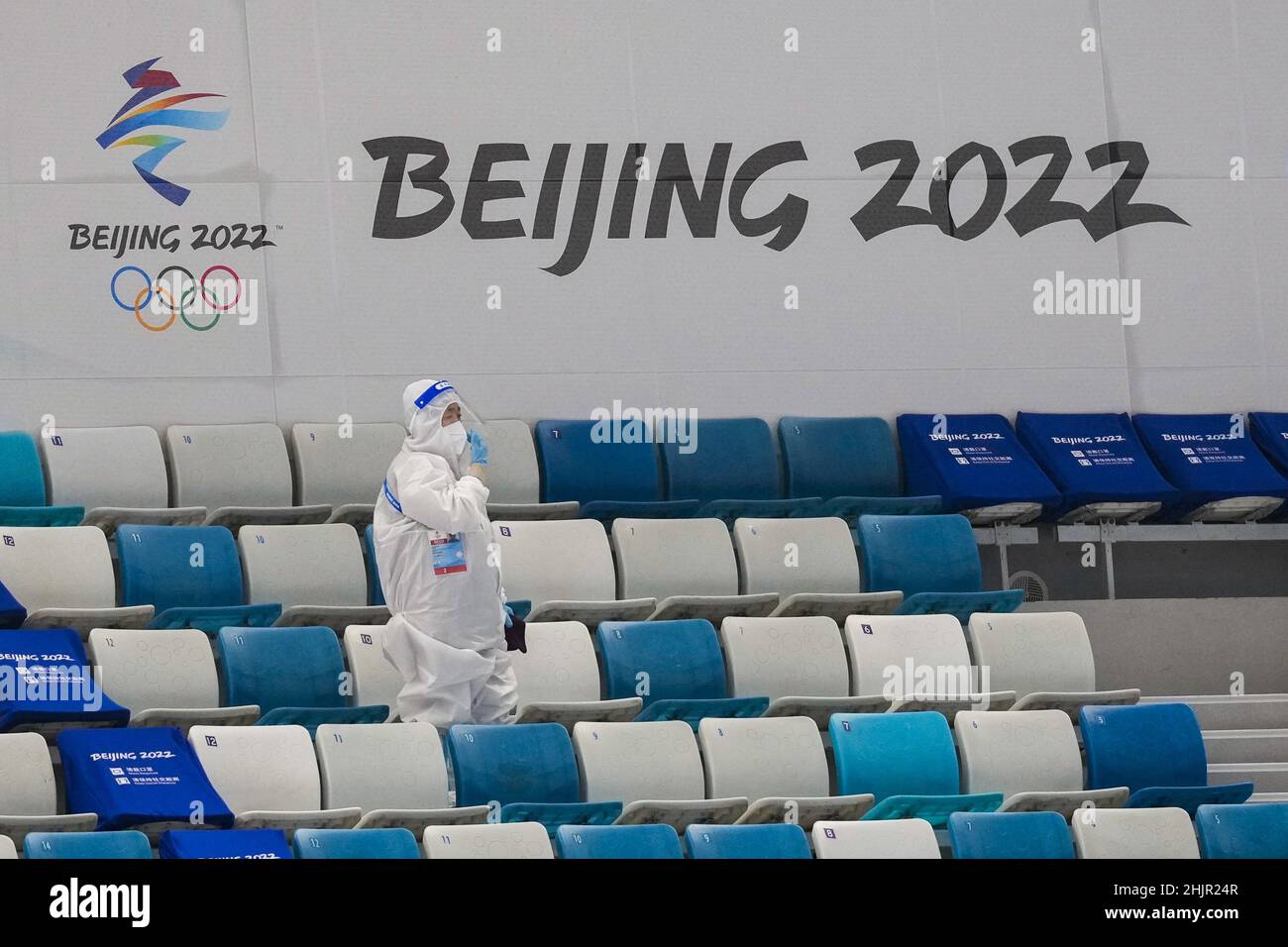 Pechino, Cina. 31st Jan 2022. Un membro dello staff indossa un PPE all'interno del curling presso il National Aquatics Center, noto come "Water Cube" dal 2008, e ora trasformato nel "Ice Cube" a quattro giorni dall'inizio delle Olimpiadi invernali di Pechino 2022 lunedì 31 gennaio 2022. Foto di Paul Hanna/UPI Credit: UPI/Alamy Live News Foto Stock