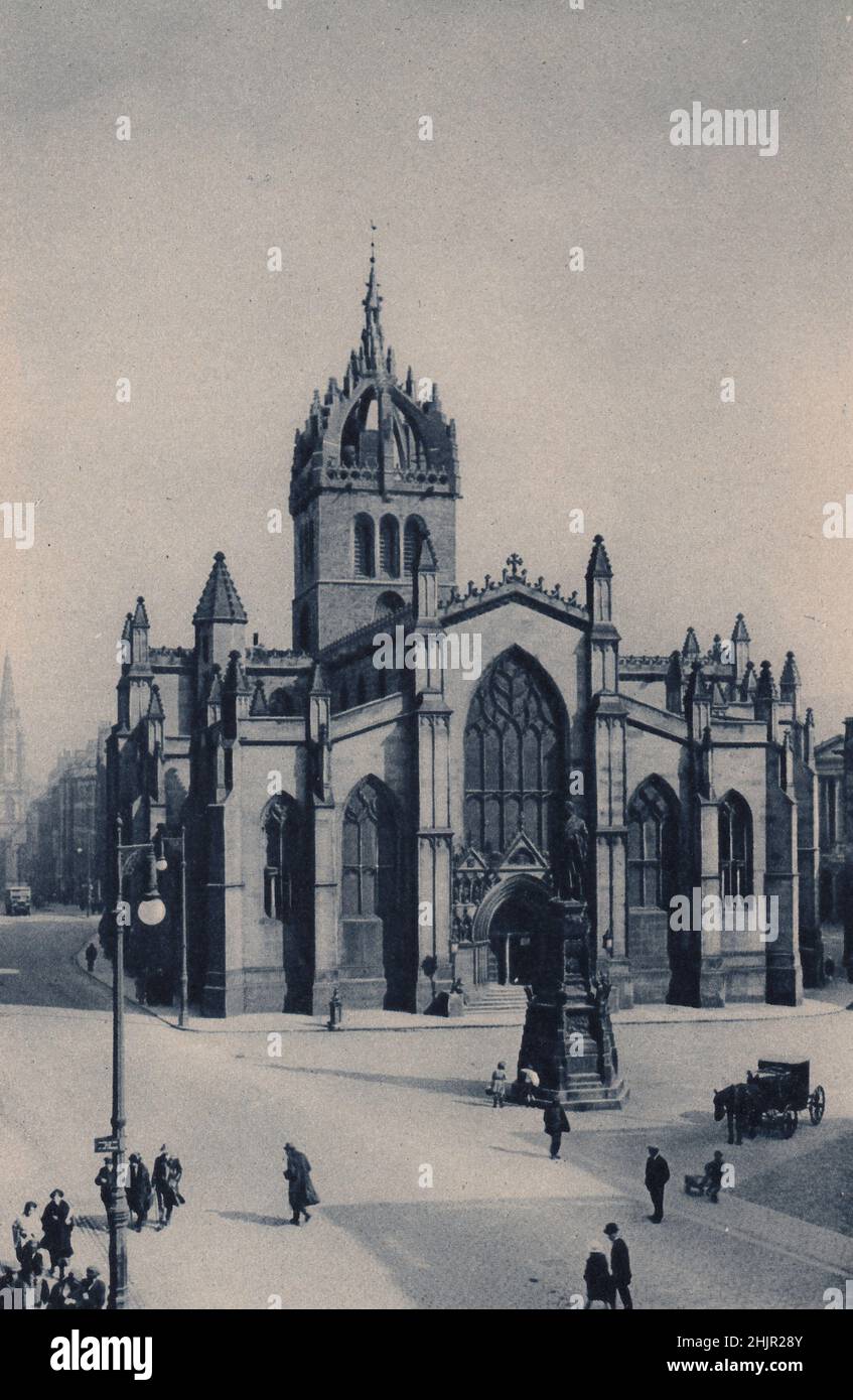 Qui, vicino al portico ovest della Cattedrale di S. Giles, il santuario della Scozia, sormontato dalla corona, ricco di storia, si trova il cuore della Midlothian. Edimburgo (1923) Foto Stock
