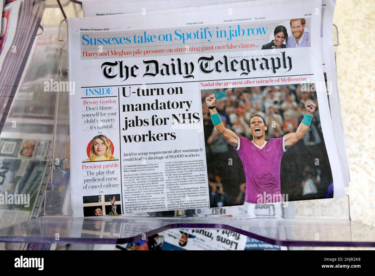 'U-turn on Mandatory jab for NHS Workers' prima pagina Daily Telegraph Newspaper e Rafael Nadal Australian Open vincitore il 30 gennaio 2022 UK Foto Stock