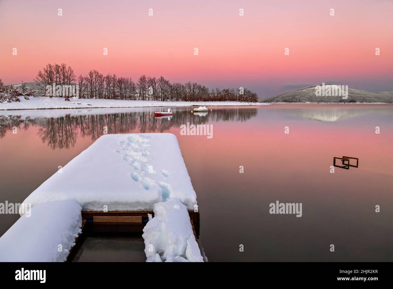 Crepuscolo al lago di Plastiras, centro attività 'Tavropos', Karditsa, Tessaglia, Grecia. Foto Stock