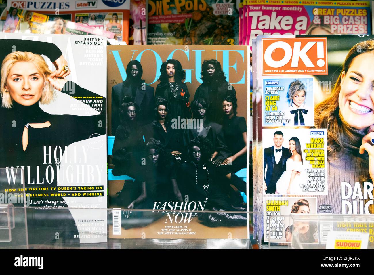 Gruppo di modelli di moda nero sulla copertina anteriore di febbraio 2022 Vogue rivista su uno scaffale di riviste di supermercati nel Regno Unito Gran Bretagna Foto Stock