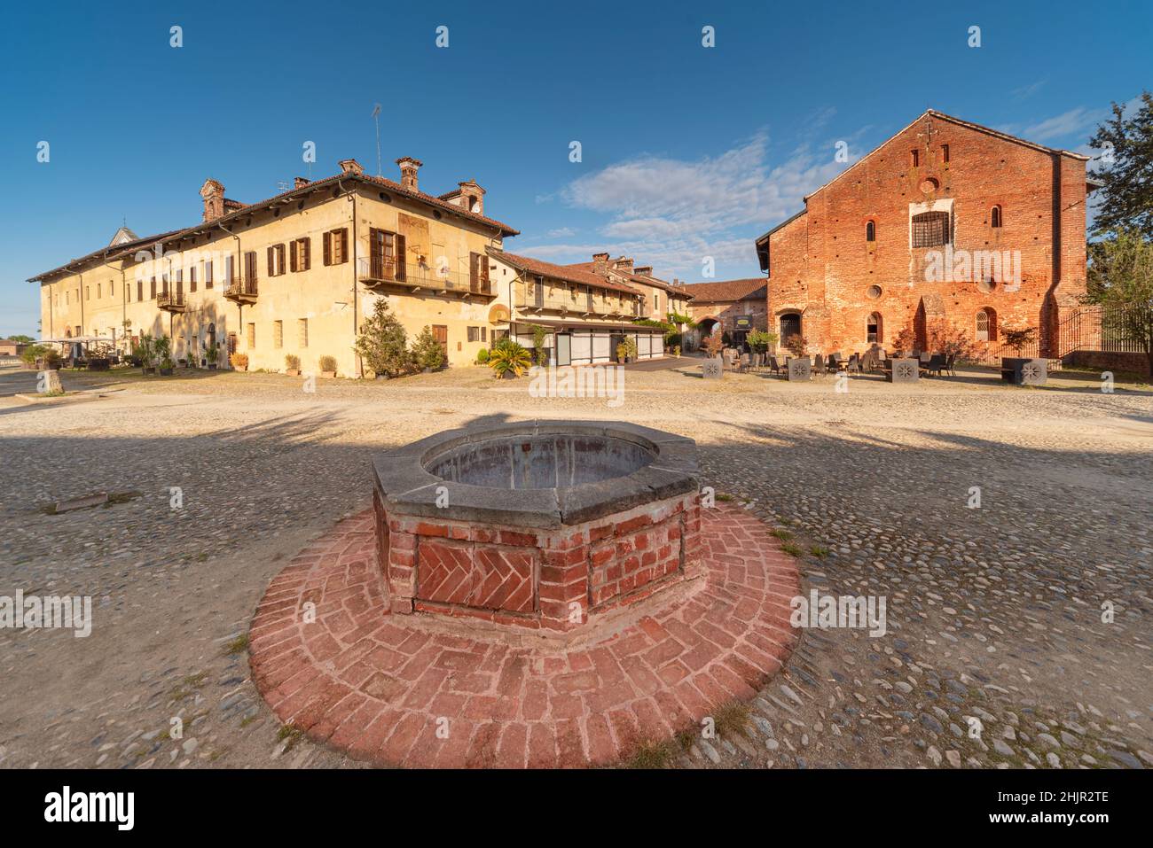 Staffarda di Revello, Saluzzo, Italia - 8 ottobre 2021: La pensione Abbazia di Staffarda con il refettorio, il dormitorio, il rifugio per cavalli e il pozzo in th Foto Stock