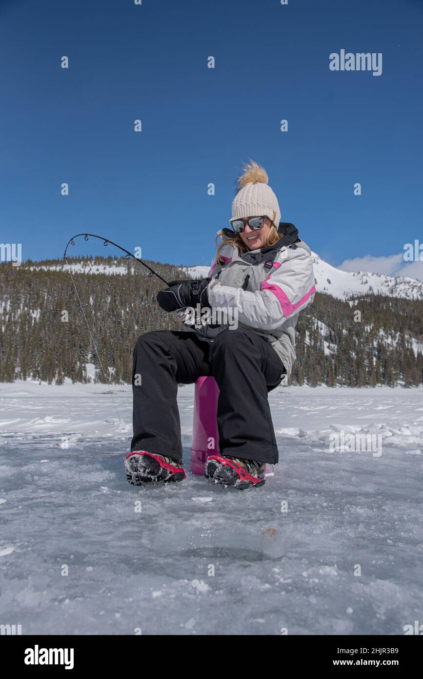 Donna si aggancia in un pesce in Colorado Foto Stock