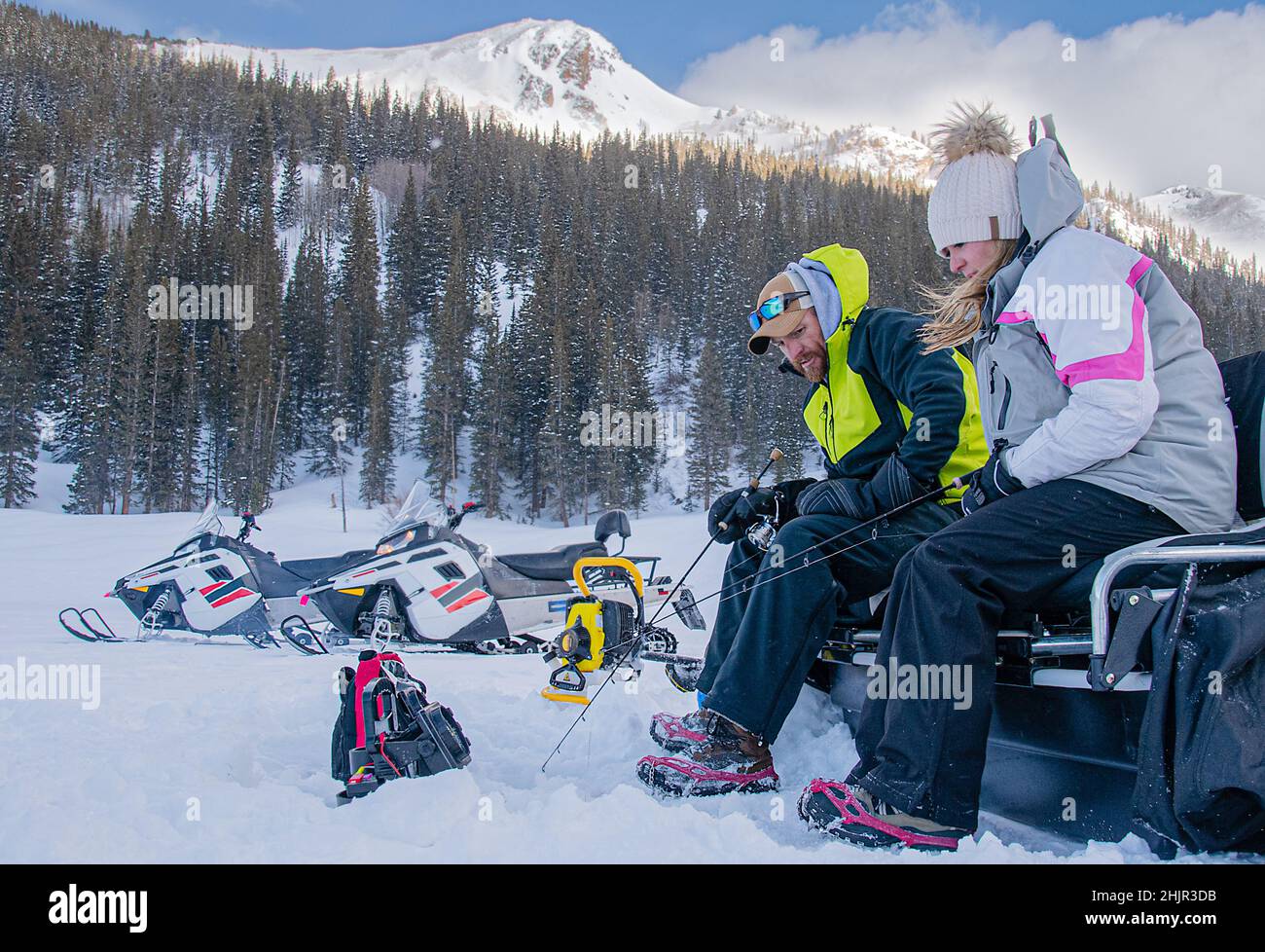 Pesca del ghiaccio insieme in Colorado Foto Stock