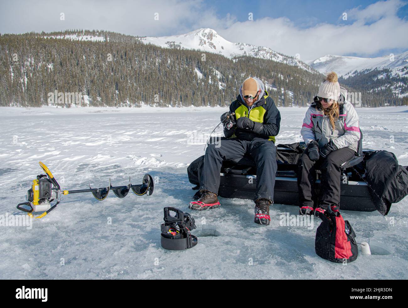Uomo agganciato uno mentre la moglie guarda Foto Stock