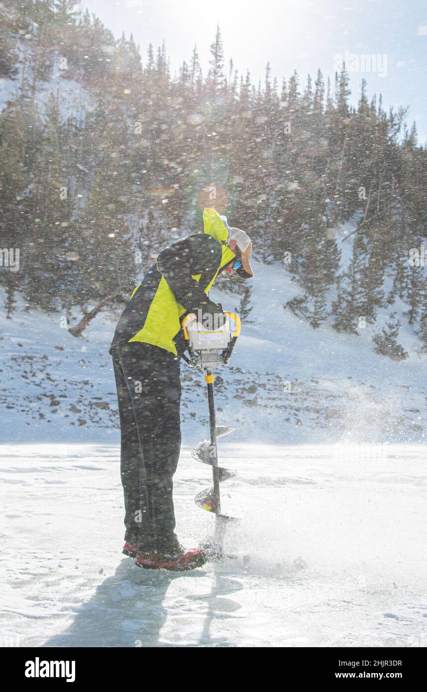 l'uomo usa la coclea sul lago di montagna Foto Stock