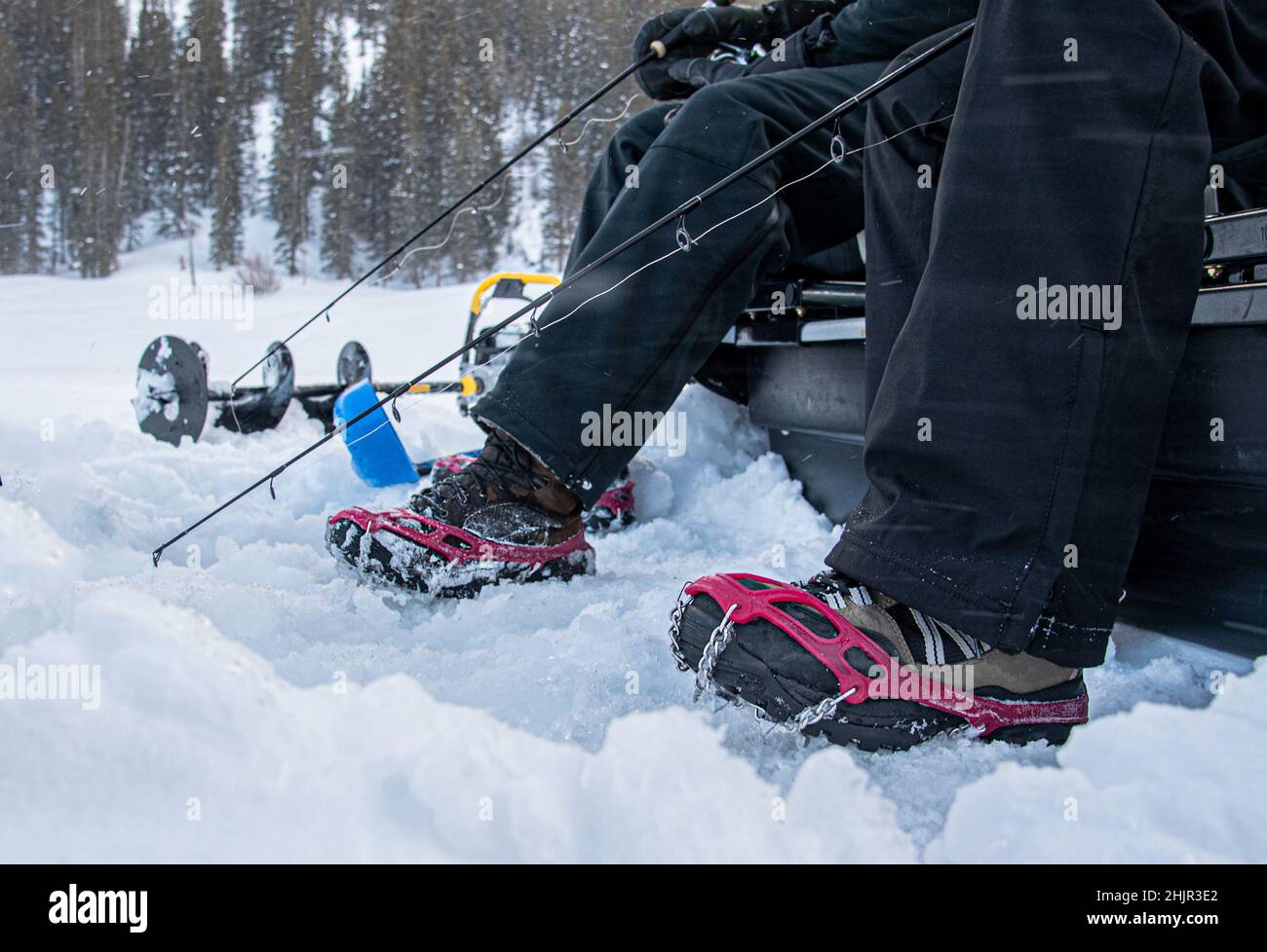 Pesca sul ghiaccio nella neve in Colorado Foto Stock