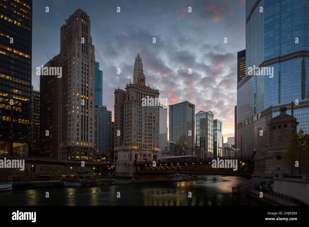 Vista del centro di Chicago sul fiume. Foto Stock