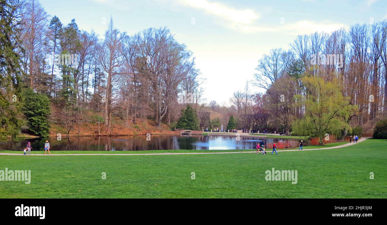 Longwood Gardens Kennett Square, Pennsylvania, USA. Passeggiata intorno al lago con riflessi in primavera. Foto Stock