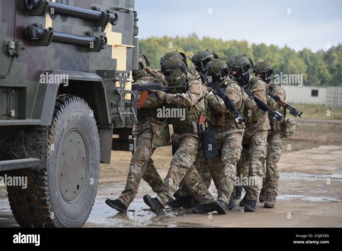 Soldati ucraini durante un esercizio militare congiunto Rapid Trident 2019 presso un al Centro Internazionale per il mantenimento della pace e la sicurezza dell'Accademia Nazionale delle forze terrestri vicino Lviv. Foto Stock