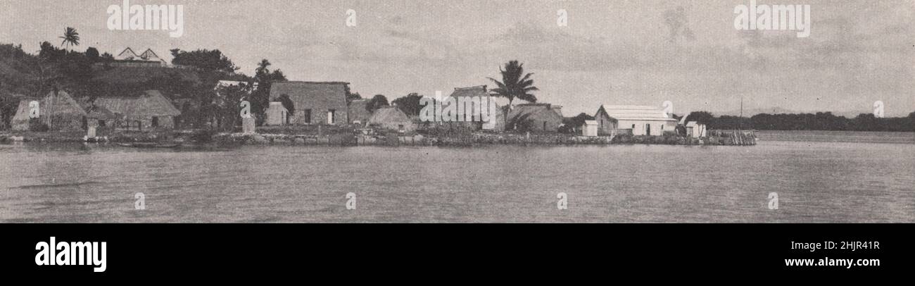 Bau, l'antica capitale nativa delle Figi sull'isola omonima, dal mare. Isole Figi (1923) Foto Stock