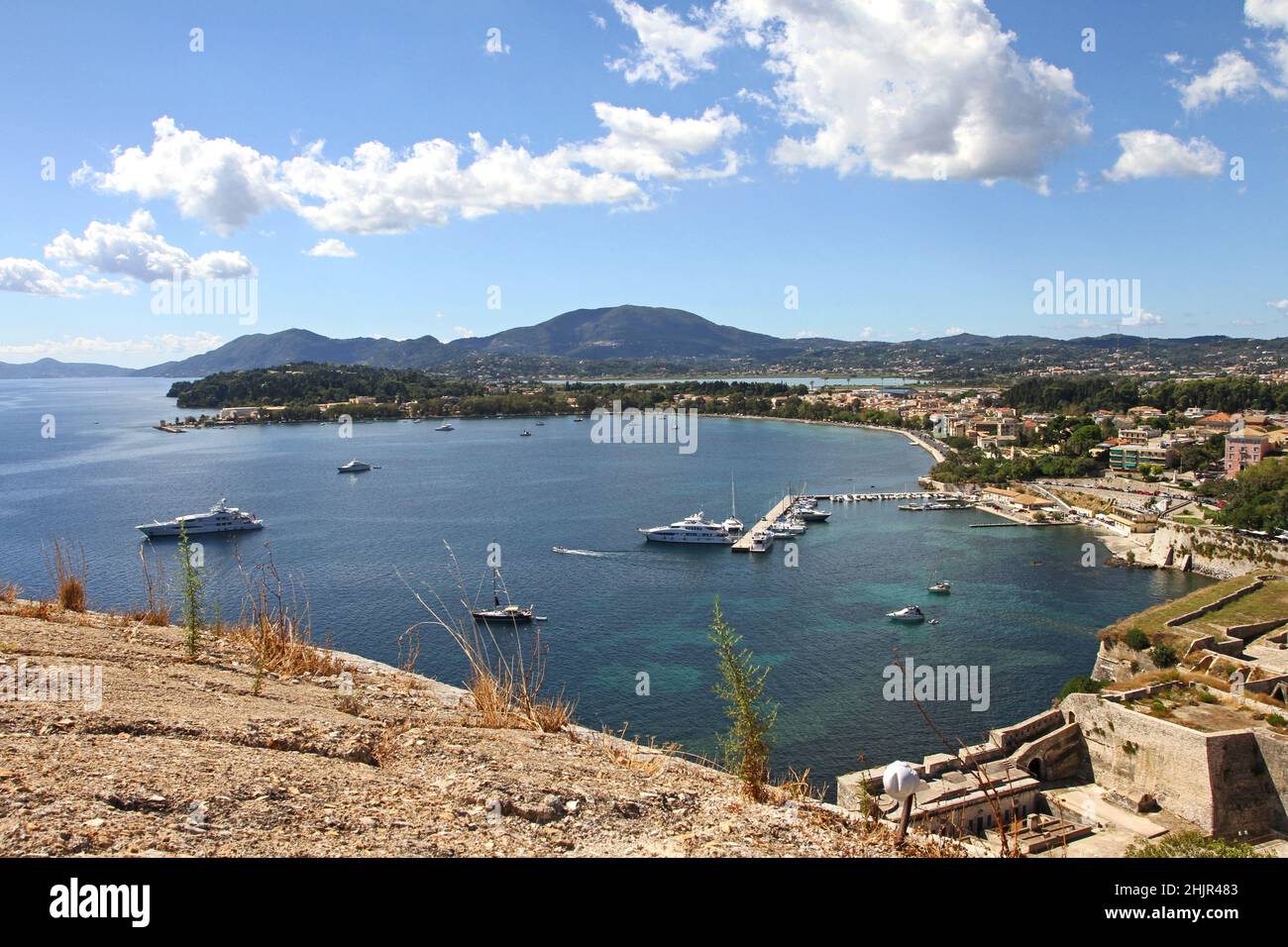 Barche nel mare intorno a Corfù, Corfù, Isole greche. Foto Stock