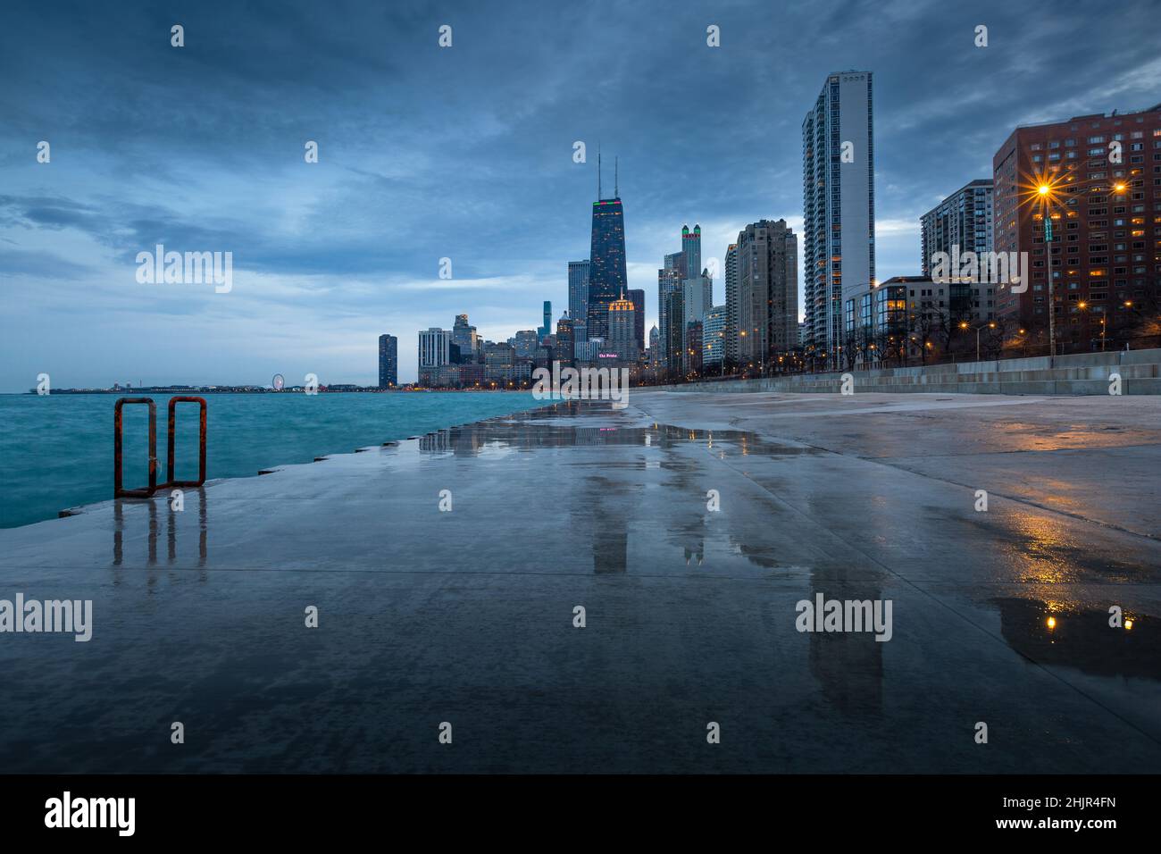 Vista del centro di Chicago dalla riva del lago. Foto Stock