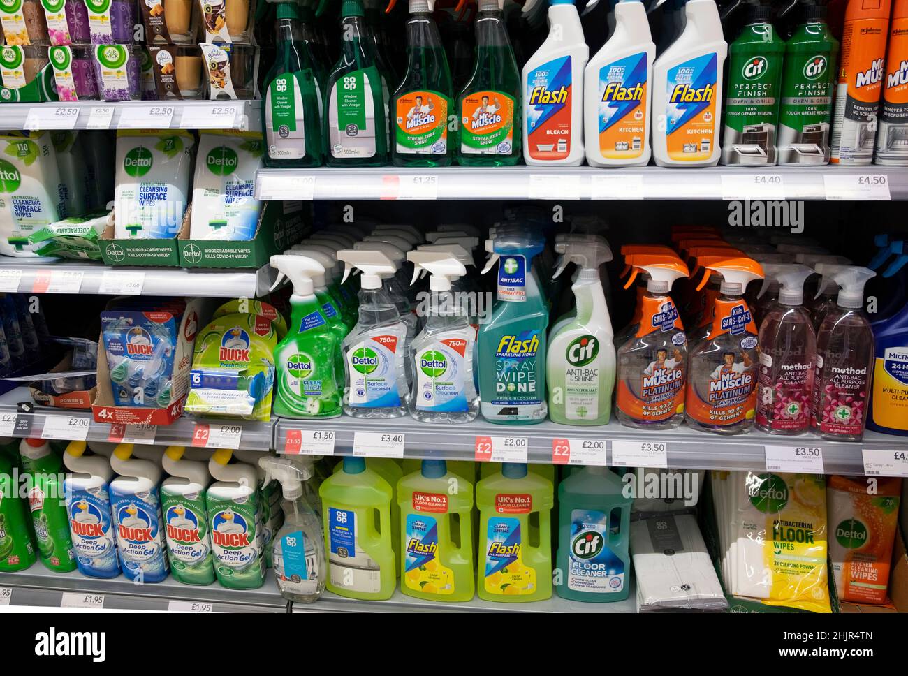 Prodotti per la pulizia in bottiglie di plastica spray su uno scaffale di un supermercato Co Op in Gran Bretagna UK 2022 KATHY DEWITT Foto Stock