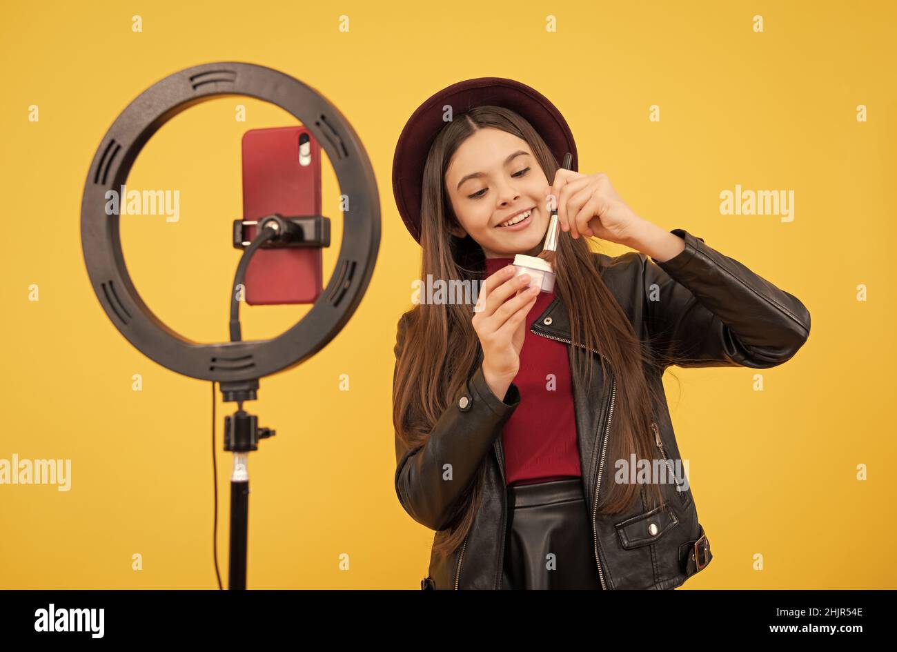 felice teen ragazza blogger utilizzare selfie led lampada e smartphone, influencer. Foto Stock